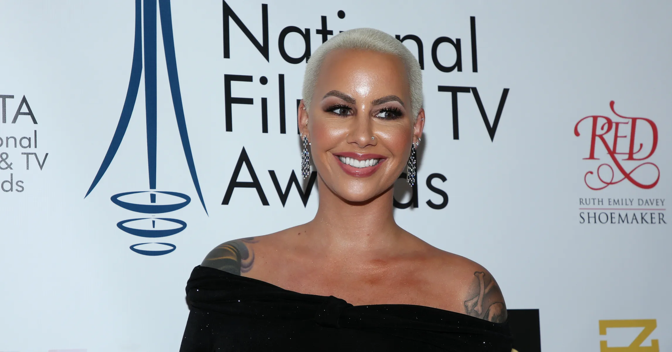 Amber Rose Offers To Eat Ass In Exchange For Super Bowl Tickets, Diplo &  Russell Simmons Respond