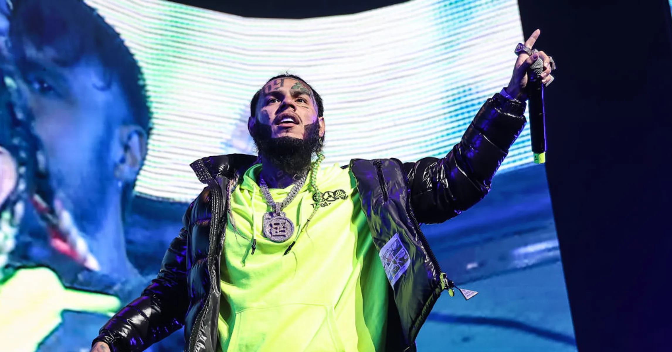 6ix9ine Posts Clip Of Altercation With Anuel AA Who Calls Cap