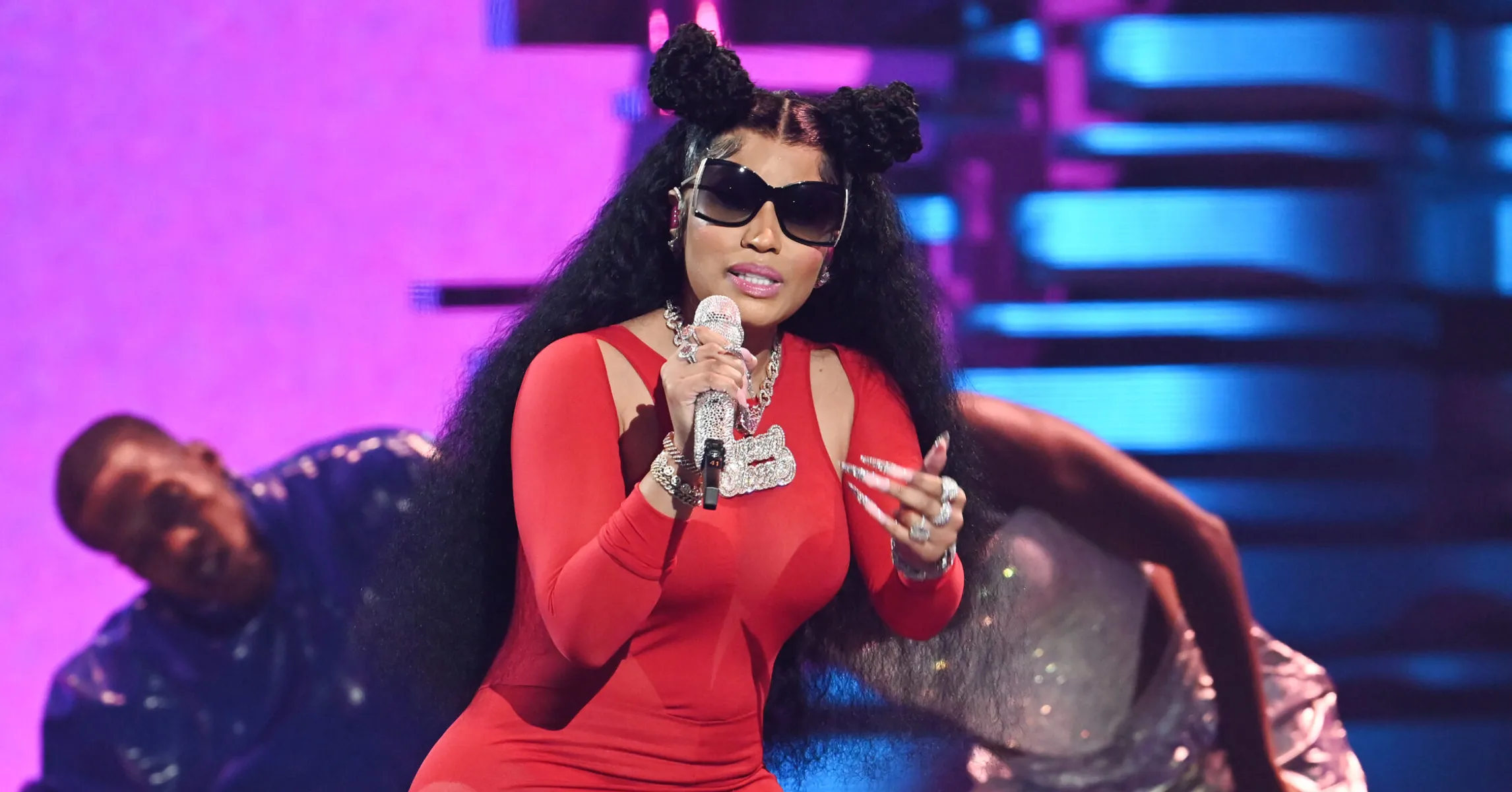 Nicki Minaj Calls Out Fake Fan Pages On Twitter: 
