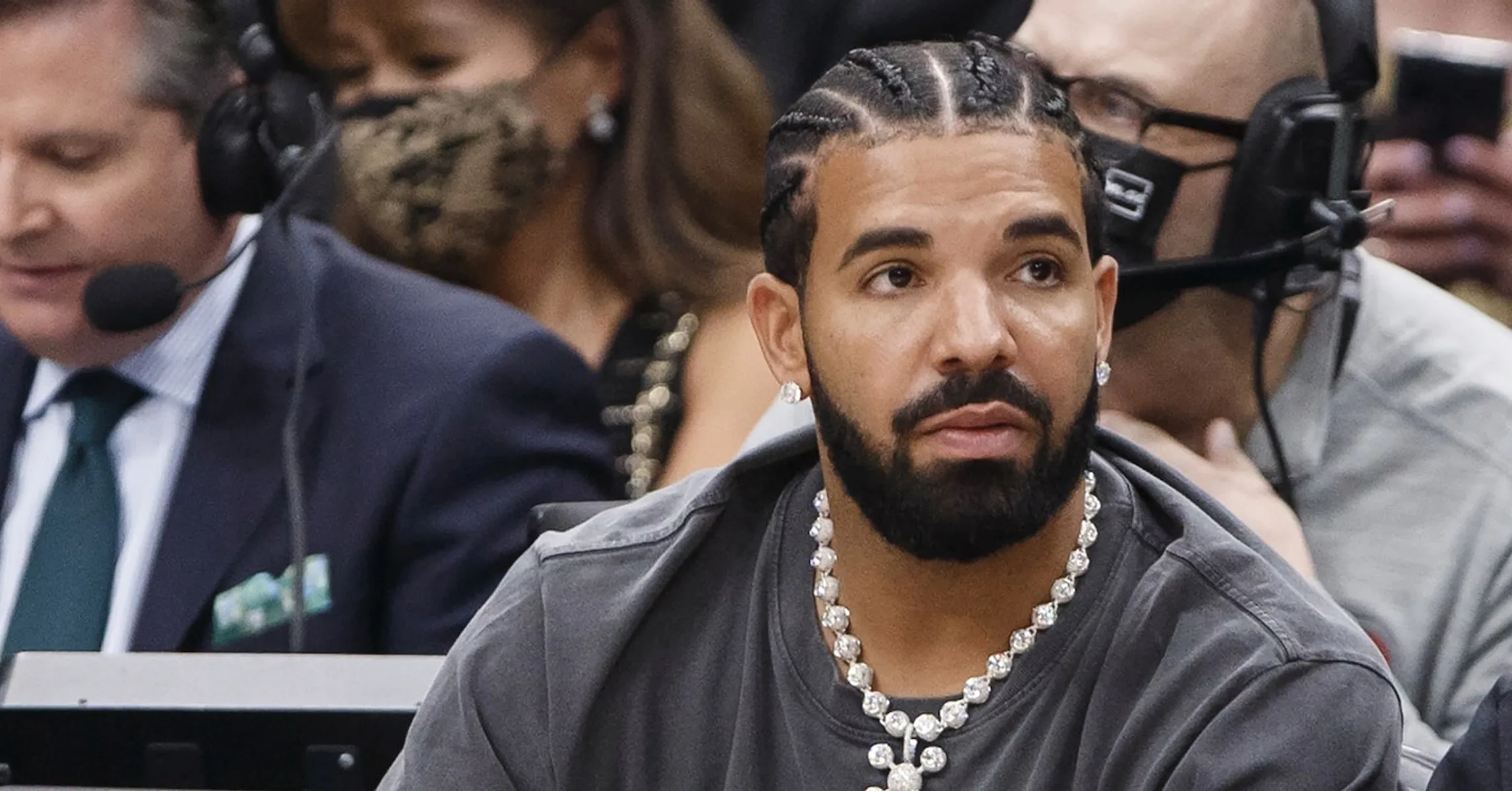 Drake Rocks Curls In New Selfie, Fans Roast & Thirst For Him Online