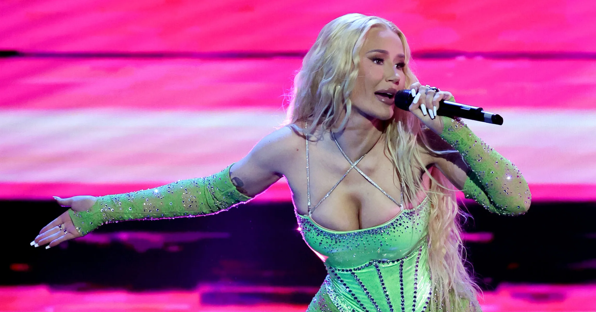 Iggy Azalea Reveals Her New Favorite Color With Bikini Thirst Trap 9120