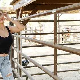 Holly Madison Visits The Las Vegas Farm/Barn Buddies