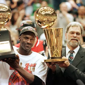 Michael Jordan (L) and Chicago Bulls head coach Ph