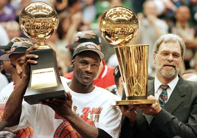 Michael Jordan (L) and Chicago Bulls head coach Ph