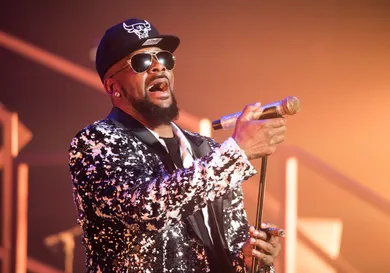 https://www.gettyimages.ca/detail/news-photo/singer-r-kelly-performs-in-concert-during-the-12-nights-of-news-photo/630168100